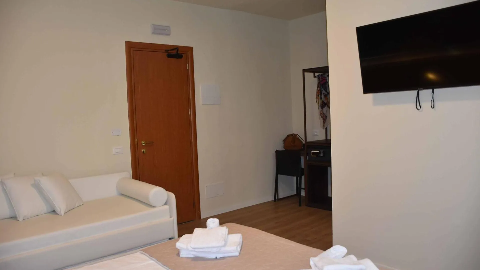 Hotel Suez Lido di Jesolo 3*,  Italy